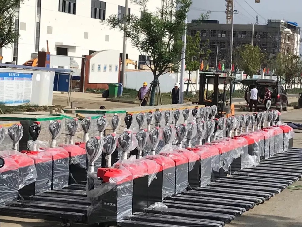 大氣登場！杭叉電動(dòng)搬運(yùn)車大批量交付江蘇某新能源企業(yè)