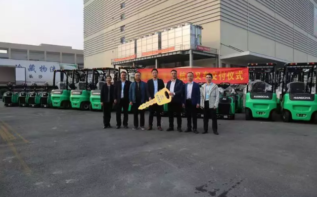 【強(qiáng)勢(shì)】杭叉集團(tuán)交付湖南某大型冷庫(kù)58臺(tái)鋰電池叉車(chē)！
