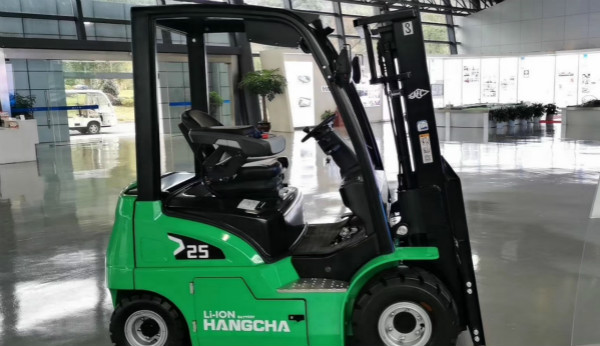電動(dòng)叉車(chē)買(mǎi)鋰電的還是鉛酸的？當(dāng)然是鋰電的！